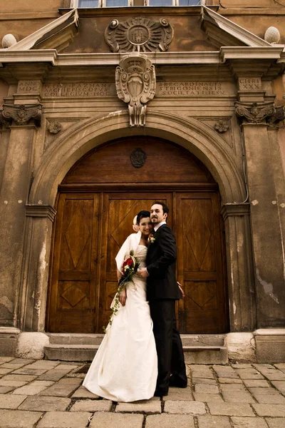 Muhteşem Düğün Çifti Gelin Damat Tarihi Kilise Kapısının Önünde Durup — Stok fotoğraf