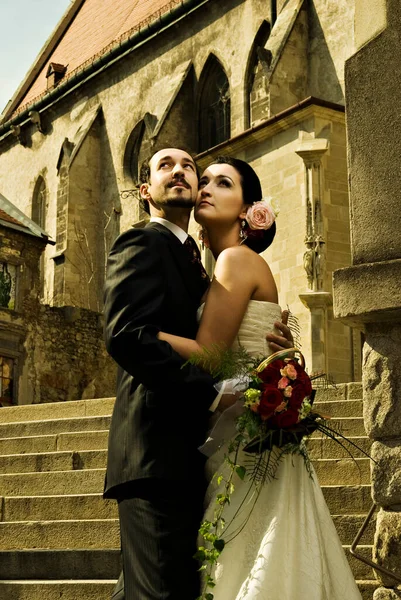 Prachtig Bruidspaar Bruid Bruidegom Staande Voor Het Historische Kerkgebouw Kijkend — Stockfoto