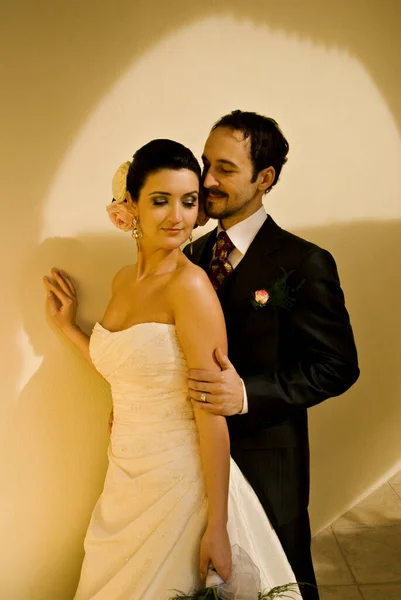 Casal Lindo Casamento Noiva Noivo Posando Frente Parede Branca — Fotografia de Stock