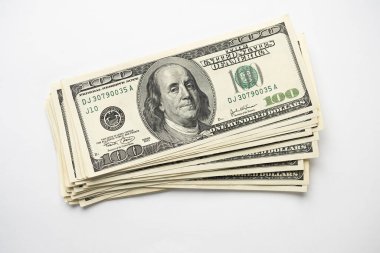 Beyaz arka planda Başkan Franklin 'in portresi olan 100 banknot yığını. Yüz dolarlık banknotlar, kağıt para birimi..