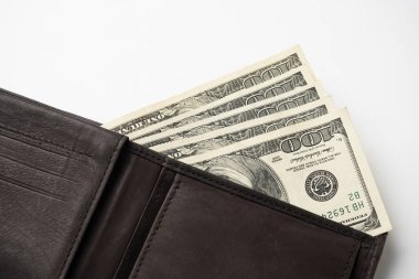 Beyaz arka planda para dolu deri cüzdan. Başkan Franklin 'in portresi olan 100 Amerikan banknotunun hayranı. Yüz dolarlık banknotlar, kağıt para..