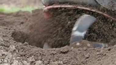 Tiller motoru bahçede çalışıyor. SLOW MOTION HD VIDEO.Cultivator makinesinde. Baharda ekili alanda. Bıçakları yere atmak için çok yakın plan. Modern tarım, teknoloji tarımı. Çeyrek hız.