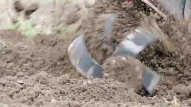 Tiller motoru bahçede çalışıyor. SLOW MOTION HD VIDEO.Cultivator makinesinde. Baharda ekili alanda. Bıçakları yere atmak için çok yakın plan. Modern tarım, teknoloji tarımı. Çeyrek hız.