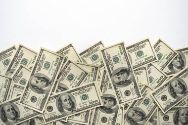 Beyaz arka planda Başkan Franklin 'in portresi olan 100 ABD banknotundan oluşan bir para yığını. Yüz dolarlık banknotlar, kağıt para geçmişi..