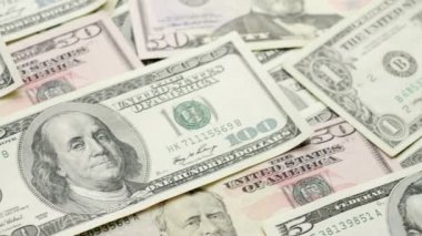 4K VIDEO 'da çeşitli Amerikan banknotlarından oluşan bir para yığını. Nakit para, kağıt para geçmişi..