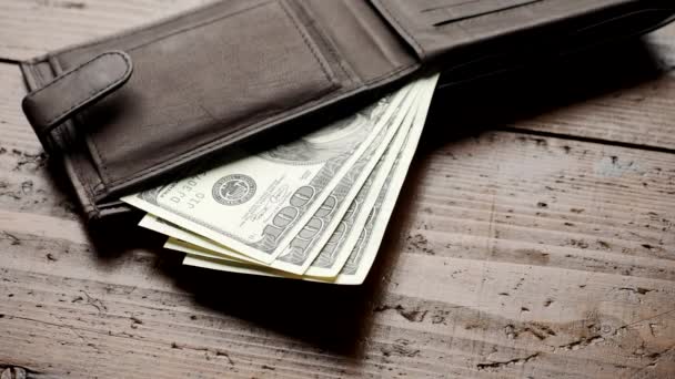Video Daki Ahşap Masadaki Cüzdandan Para Çekiyor 100 Amerikan Banknotları — Stok video