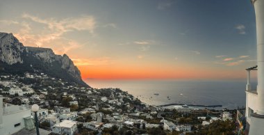 Günbatımında Monte Solaro ile Capri Adası Panoraması, Piazza Umberto I, Campania, İtalya 'dan izlenen Akdeniz kıyısı