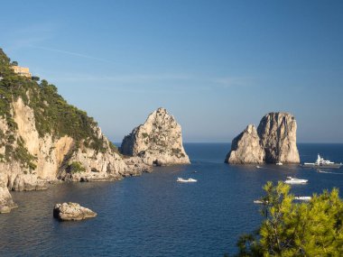 Capri Adası açıklarında Faraglioni kaya oluşumları. Via Krupp, Akdeniz kıyısı kayalıkları, Campania, İtalya.