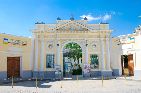 Yevpatoria (Evpatoria), Crimea, Ucrania - 4 de abril de 2009: La entrada principal a los kenasianos karaítas - los edificios religiosos más grandes de los karaítas de Crimea — Foto de Stock