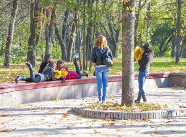 Kızlar sonbahar parkta fotoğraflandı