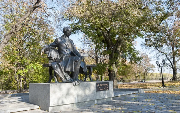 Monumento a Taras Shevchenko na cidade de Chernihiv. Ucrânia — Fotografia de Stock