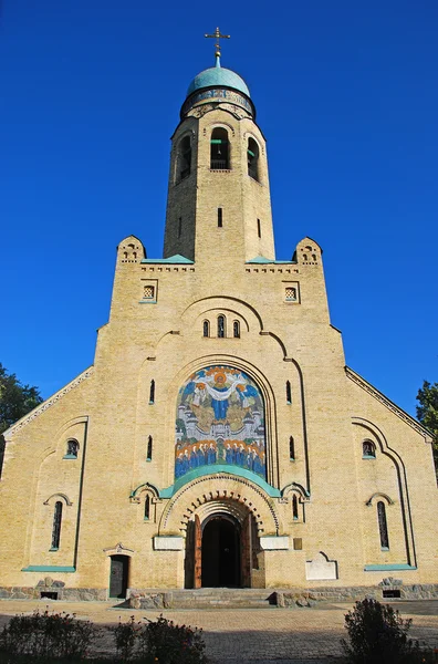 Die Fassade der Backsteinkirche in der Ukraine — Stockfoto