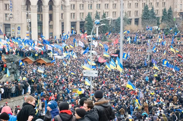 КИЕВ (КИЕВ), Украина - 1 ДЕКАБРЯ 2013: Сотни тысяч протестующих в Киеве против приостановления деятельности Ассоциации ЕС — стоковое фото