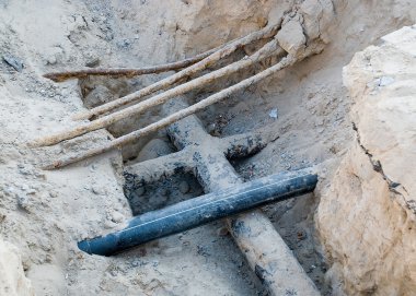 Paslı boruları ve yeni bir boru ile siper