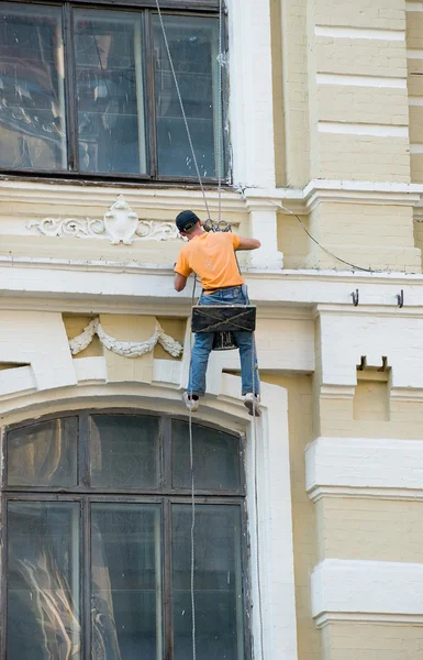 Renovering av fasaden av en gammal byggnad — Stockfoto