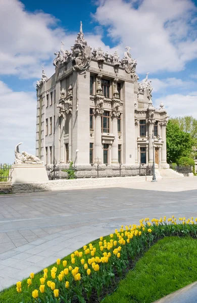 KIEV, UKRAINE- 18 mai 2011 : Maison avec chimères est la création la plus originale de l'architecte Vladislav Gorodetsky à Kiev — Photo