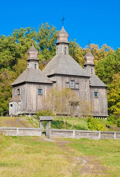 Oude houten kerkje in pirogovo, Oekraïne — Stockfoto