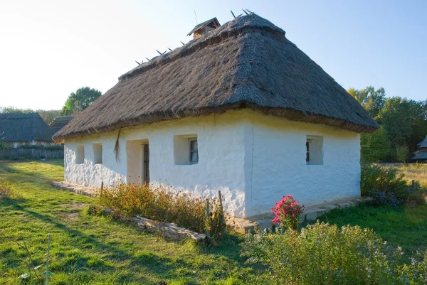 Oude traditionele landelijke huis in Oekraïne — Stockfoto