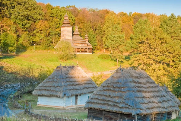 Staré tradiční vesnice na Ukrajině — Stock fotografie