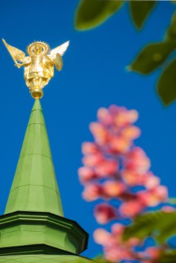 Kilisenin çan kulesi üzerinde Archangel Michael. Bahar