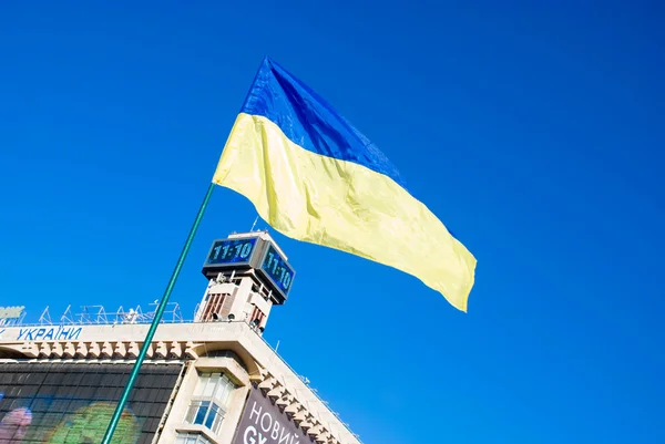 Прапор України на Майдані Незалежності в Києві. Україна — стокове фото