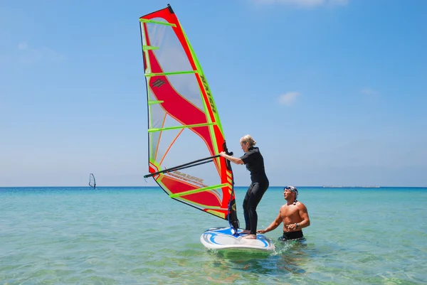 Instruktor učí žena windsurfingu — Stock fotografie