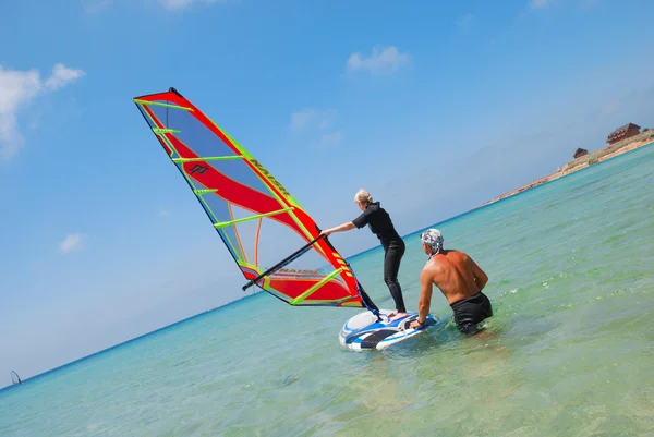 L'istruttrice insegna windsurf donna — Foto Stock