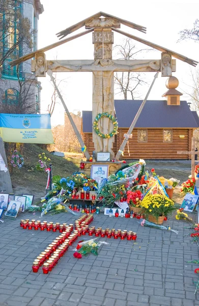 Kiev (Kiev), Ukraina - den 21 November, 2014: fira den första årsdagen av Maidanen i Kiev. Minnesmärke över i närheten av döda "himmelska hundra" på 20 februari 2014 — Stockfoto