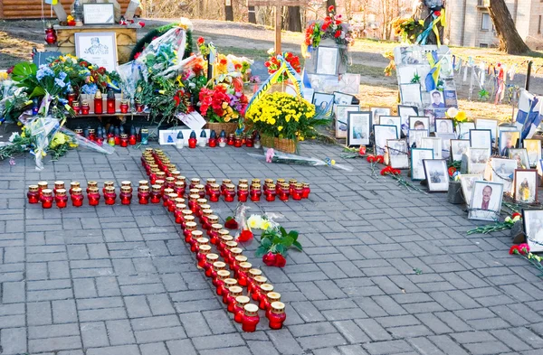 KIEV (KYIV), UCRÂNIA - 21 de novembro de 2014: Celebrando o primeiro aniversário da Maidan em Kiev. Cruz memorial perto do local de matar "centena celestial" em 20 de fevereiro de 2014 — Fotografia de Stock