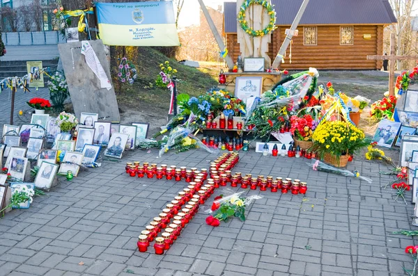 Kiev (kiv), ukraine - 21. November 2014: Feier des ersten Jahrestages des Maidan in kiv. Gedenkkreuz in der Nähe des Tötungsortes "himmlische Hundert" am 20. Februar 2014 — Stockfoto