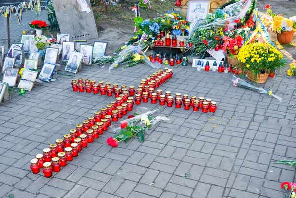 KIEV (KYIV), UCRÂNIA - 21 de novembro de 2014: Celebrando o primeiro aniversário da Maidan em Kiev. Cruz memorial perto do local de matar "centena celestial" em 20 de fevereiro de 2014 — Fotografia de Stock