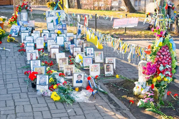 KIEV (KYIV), UCRÂNIA - 21 de novembro de 2014: Celebrando o primeiro aniversário da Maidan em Kiev. Cruz memorial perto do local de matar "centena celestial" em 20 de fevereiro de 2014 — Fotografia de Stock