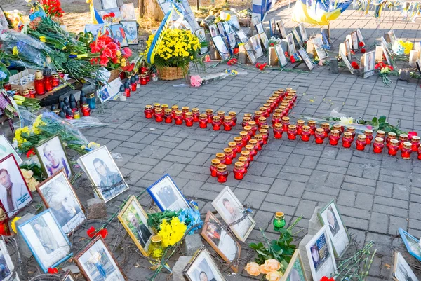 Kiev (Kiev), Ukraina - den 21 November, 2014: fira den första årsdagen av Maidanen i Kiev. Minnesmärke över i närheten av döda "himmelska hundra" på 20 februari 2014 — Stockfoto