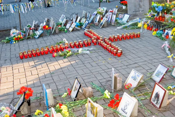 KIEV (KYIV), UCRÂNIA - 21 de novembro de 2014: Celebrando o primeiro aniversário da Maidan em Kiev. Cruz memorial perto do local de matar "centena celestial" em 20 de fevereiro de 2014 — Fotografia de Stock