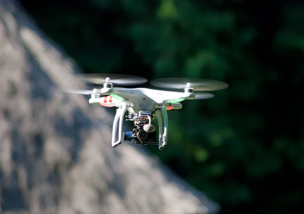 KIEV (KYIV), UCRAINA - 22 maggio 2014: prova dell'elicottero RC (multicopter) con macchina fotografica in volo — Foto Stock