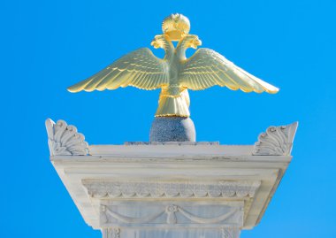 Çift başlı kartal, Rus İmparatorluğu'nun amblemi, Karaite kenassa mermer dikilitaş Alexander I. Yevpatoria, Kırım, Ukrayna