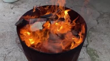 Şenlik Ateşi 'nin ağır çekimde yanan videosu.