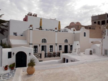 Sihirli Oia, Sanorini Adası Yunanistan. Oia şehrinin tarihi kısmının manzarası. Eski şehrin sokakları ve evleri.