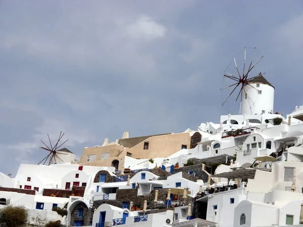 Sihirli Oia, Sanorini Adası Yunanistan. Oia şehrinin tarihi kısmının manzarası. Eski şehrin sokakları ve evleri.