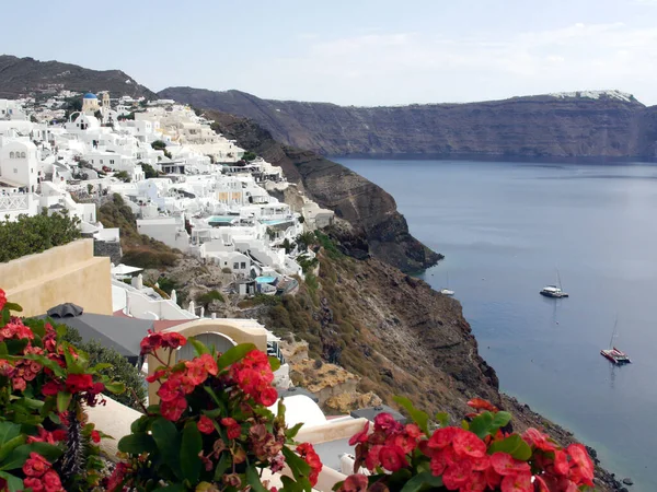 Sihirli Oia, Sanorini Adası Yunanistan. Oia şehrinin tarihi kısmının manzarası. Eski şehrin sokakları ve evleri.