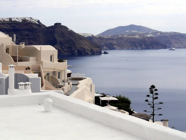 Sihirli Oia, Sanorini Adası Yunanistan. Oia şehrinin tarihi kısmının manzarası. Eski şehrin sokakları ve evleri.