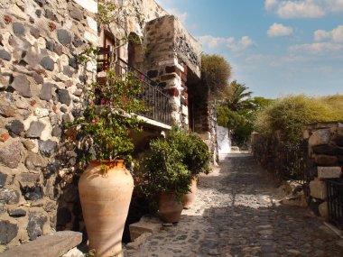 Yunanistan 'ın Santorini adasındaki Pyrgos kentinin tarihi merkezi manzarası.