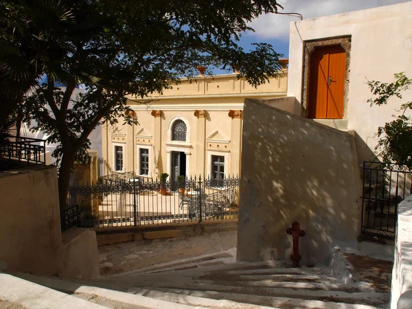 Yunanistan 'ın Santorini adasındaki Pyrgos kentinin tarihi merkezi manzarası.
