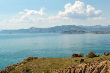 Cape Meganom, güneşli bir yaz gününde eşsiz bir doğa. Dağ manzarası ve Karadeniz.