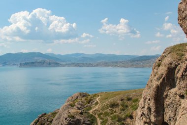 Cape Meganom, güneşli bir yaz gününde eşsiz bir doğa. Dağ manzarası ve Karadeniz.