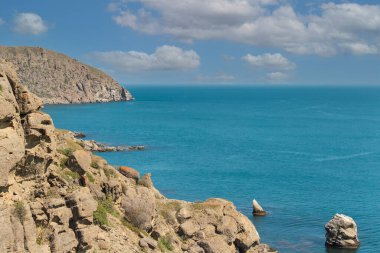 Cape Meganom, güneşli bir yaz gününde eşsiz bir doğa. Dağ manzarası ve Karadeniz.