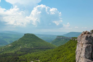 Tepi-Kermen dağı ve mağara şehri manzaralı Kırım dağlarının manzarası..