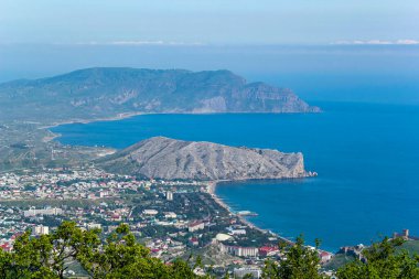 Kırım Dağları 'nın panoramik manzarası, Kırım Yarımadası' nın Sudak bölgesinde güneşli bir bahar günü doğa. Sudak Kalesi ve Karadeniz manzarası.