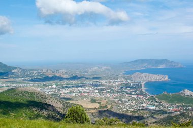Kırım Dağları 'nın panoramik manzarası, Kırım Yarımadası' nın Sudak bölgesinde güneşli bir bahar günü doğa. Sudak Kalesi ve Karadeniz manzarası.