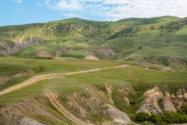 Cape Meganom, güneşli bir yaz gününde eşsiz bir doğa. Dağ manzarası ve Karadeniz.